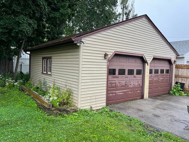 Building Photo - 17 N Iowa Ave