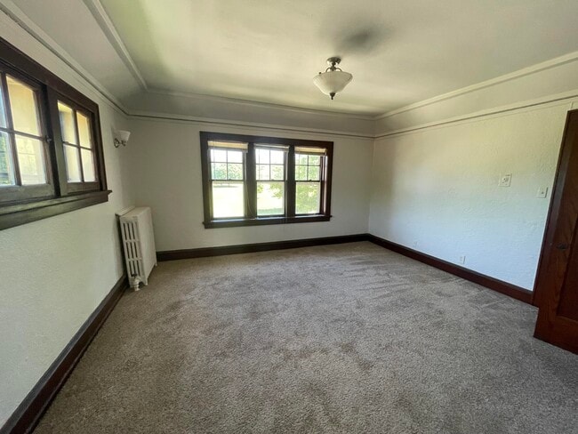 Building Photo - 4621 S Lake Dr