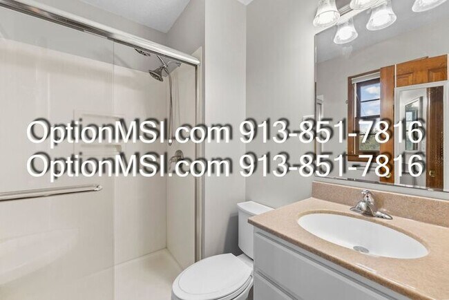 Building Photo - Country Charm Just Minutes From Lawrence!