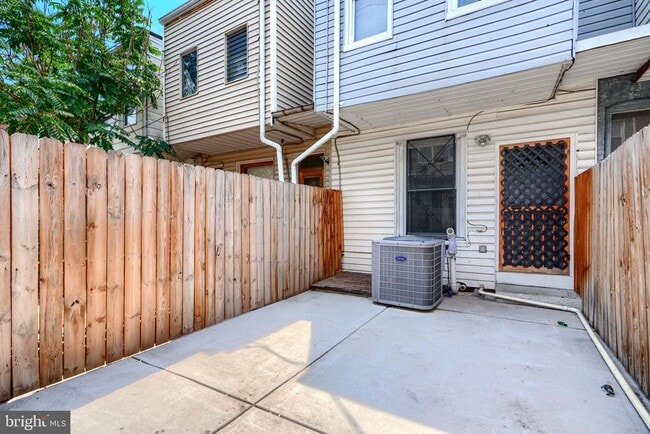 Building Photo - 709 N Linwood Ave