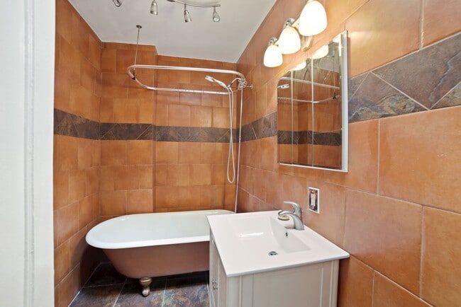 Building Photo - 1 Month Off! Available Now!  // 3bedroom 2.5 bathroom Condo// Trinidad//Private Parking Included