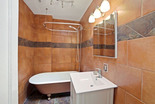 Building Photo - Available Now!  // 3bedroom 2.5 bathroom C...
