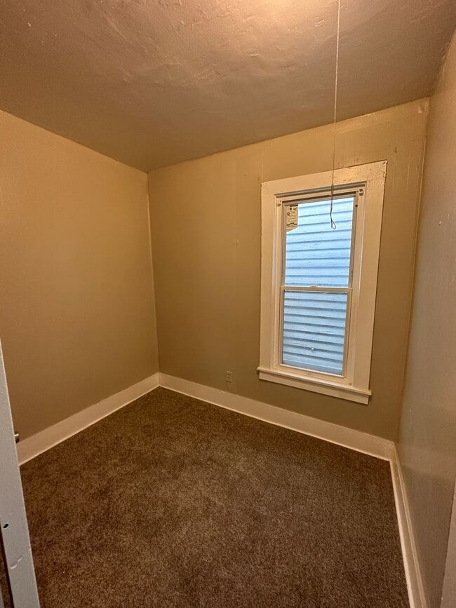 Building Photo - Spacious 5-Bedroom Home with 2 Full Baths, Freshly Rehabbed, Ready to rent