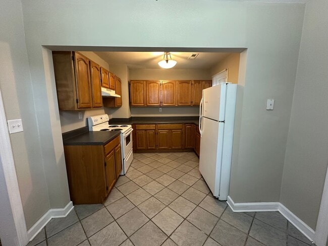 Building Photo - Cute One Level House with Eat-In Kitchen
