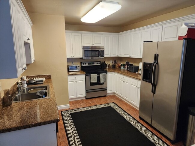 Building Photo - Upstairs end unit with AC and a private entrance 2 bedroom condo in a quiet area of Spring Valley...