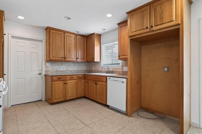 Building Photo - 1202 Knollpark Cir