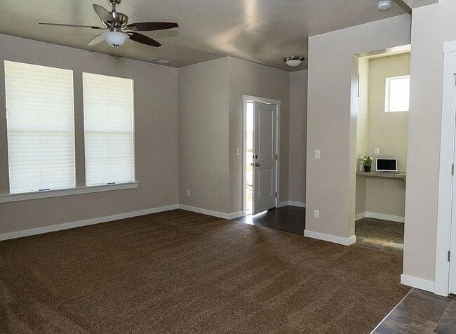 Building Photo - Cute 3 Bedroom 2.5 Home with a 2 Car Garage!