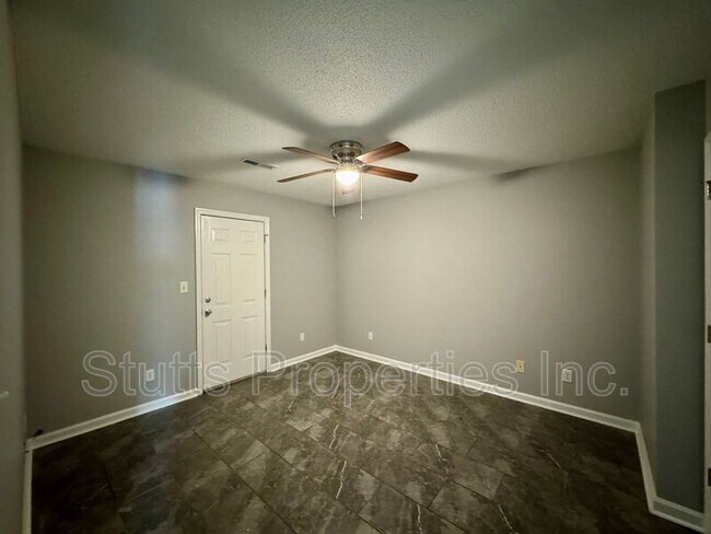 Building Photo - 809 Keller Ln