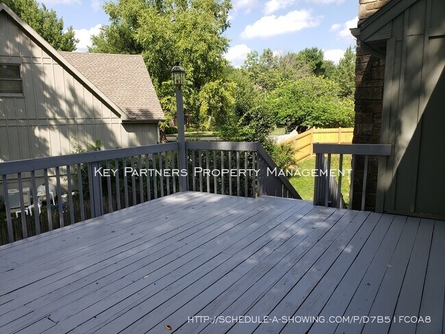 Building Photo - 8620 W 117th - SPACIOUS and Updated!