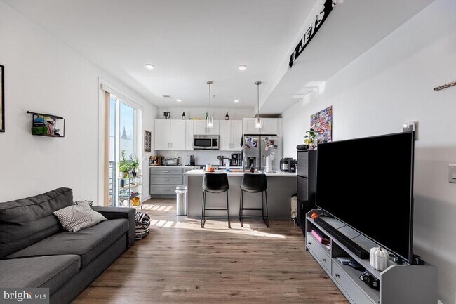 Building Photo - 304 Master St