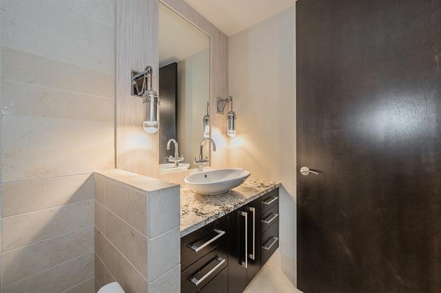 Building Photo - 2600 W 7th St