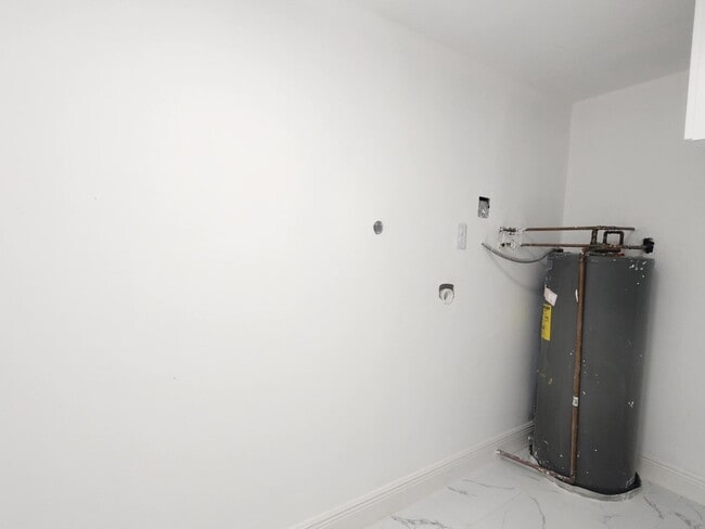 Building Photo - 1754 NE 48th Ct