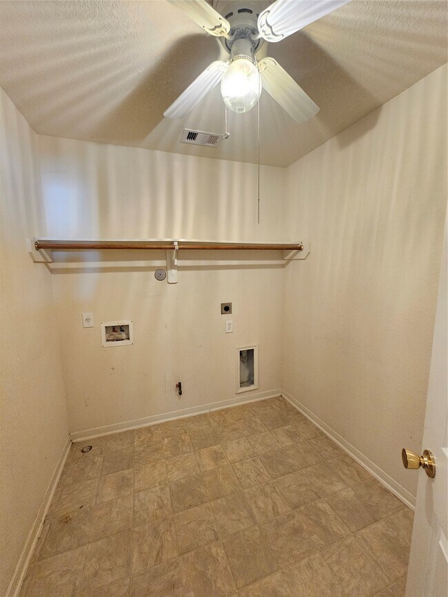 Building Photo - 11015 Walkup Way