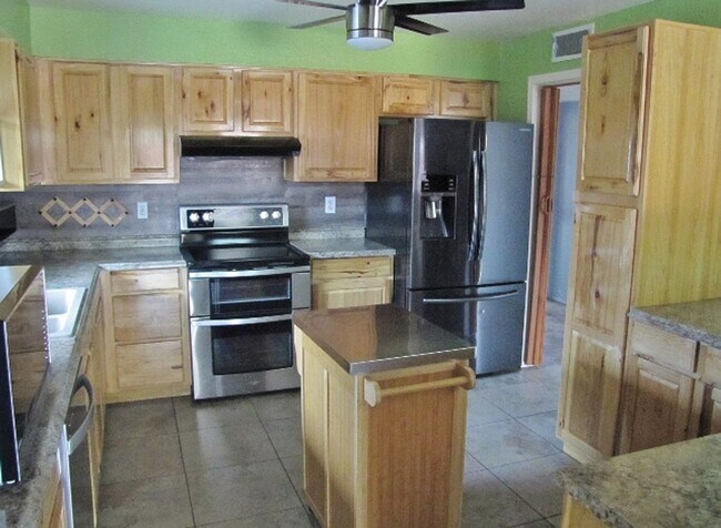 Building Photo - 4BR/2BA/2CG 1416 sq.ft. with storage shed in Sierra Vista, AZ