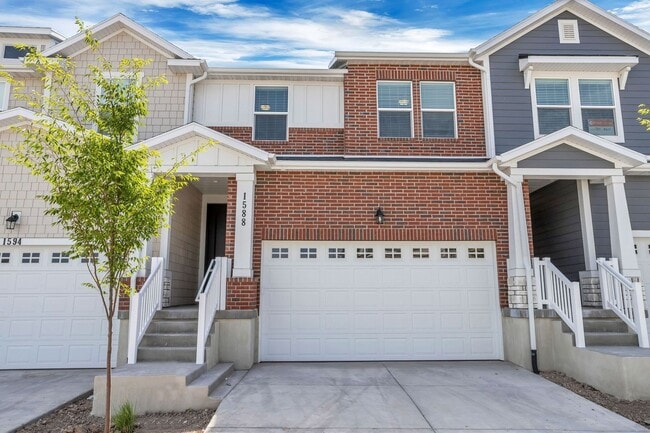 Building Photo - Dog Friendly Exchange Townhome