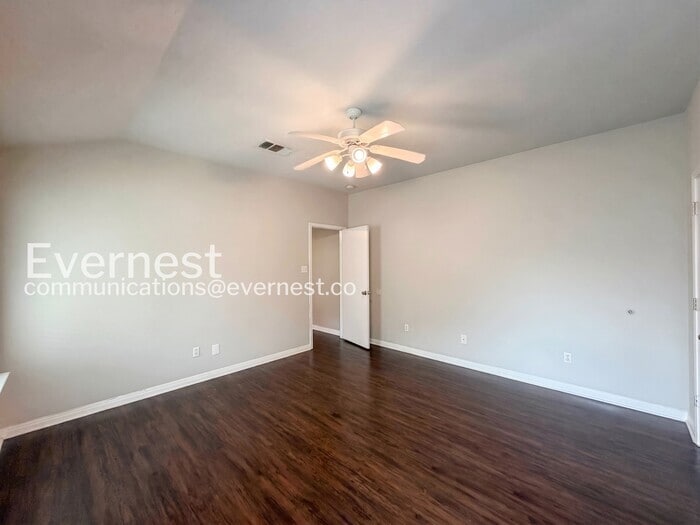 Building Photo - 1011 Iola Dr