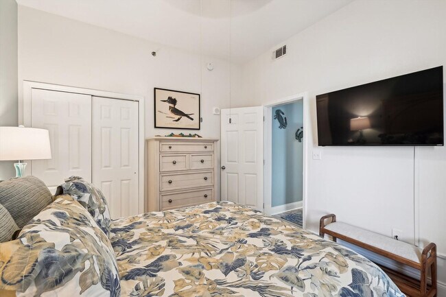 Building Photo - 9815 S Thomas Dr