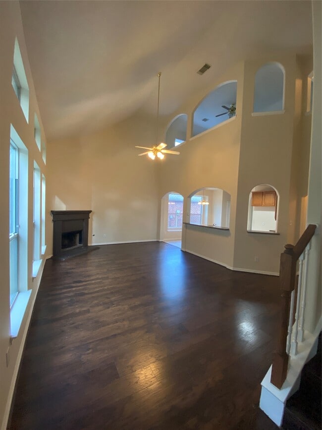 Building Photo - 9210 Hidden Lake E Dr