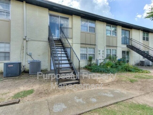 Building Photo - 1725 E Lindsey St
