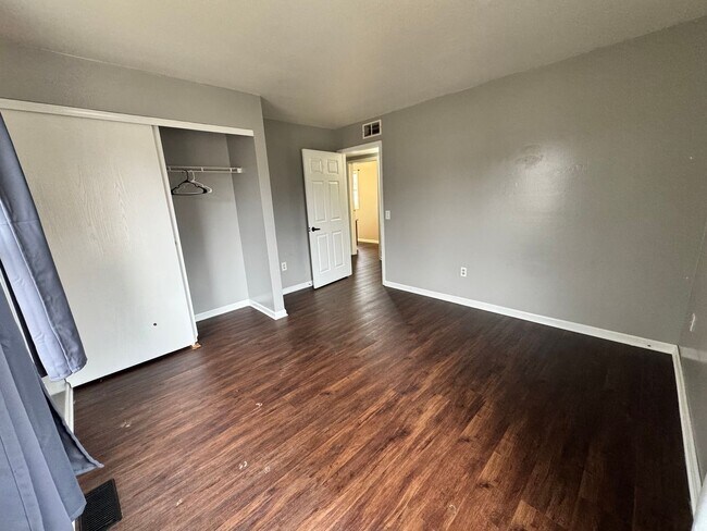 Building Photo - 4 Bedroom House