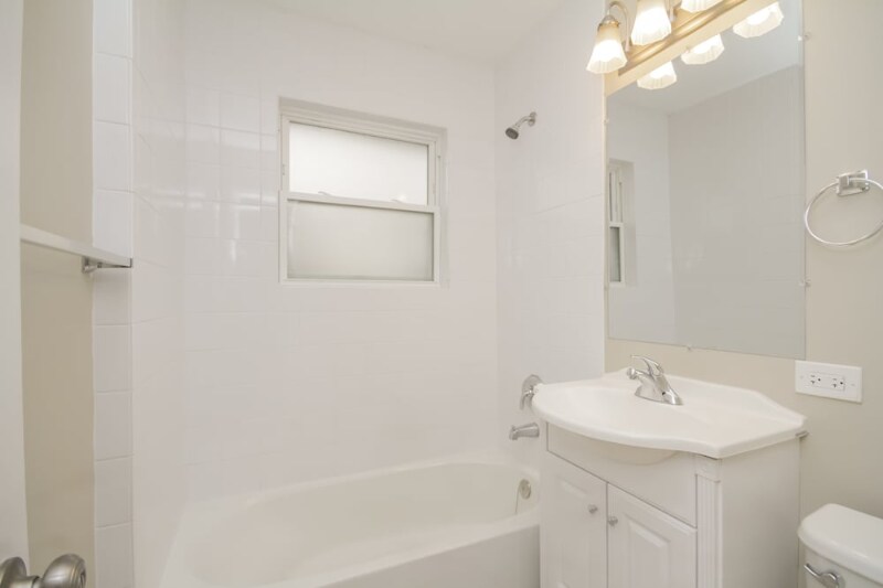 Building Photo - 5240 Lee St