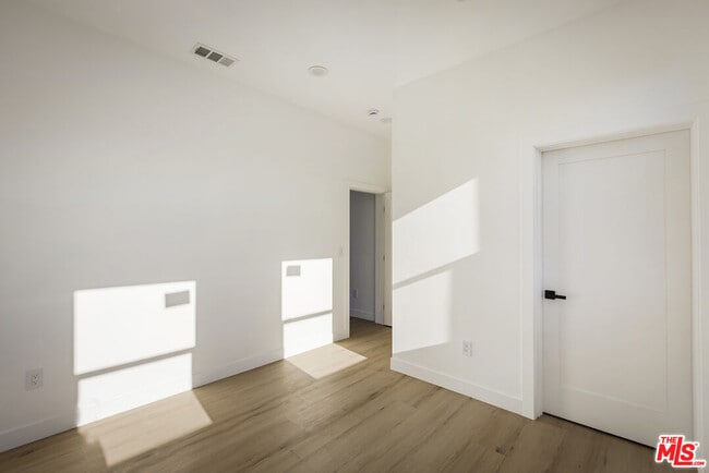 Building Photo - 2651 Vineyard Ave