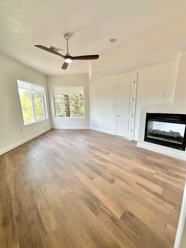 Building Photo - Beautiful 3-bed 2 bath Home! VIEWS VIEWS V...