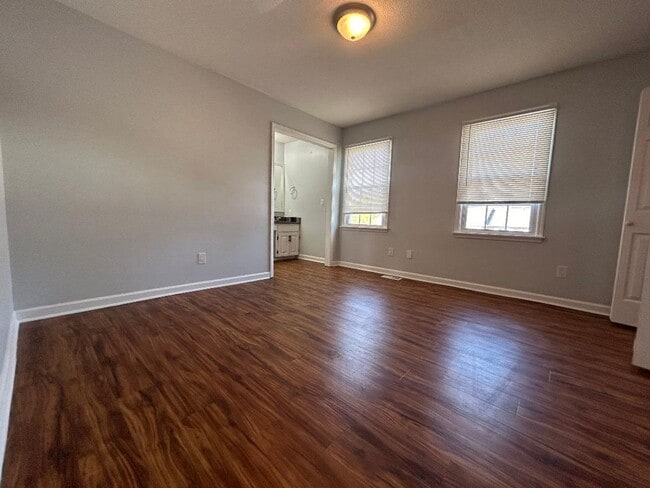 Building Photo - Spacious 3 bed Town Home!