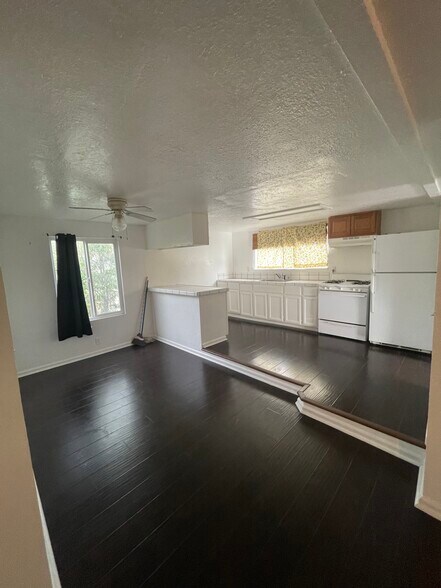 Building Photo - 523 Mitchell Ave