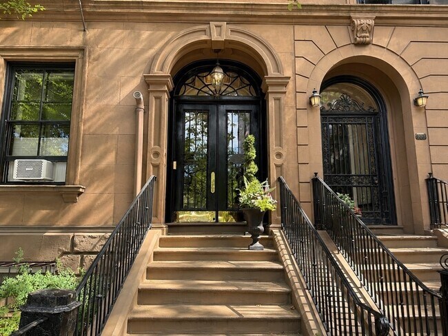 Building Photo - 105 Beacon St
