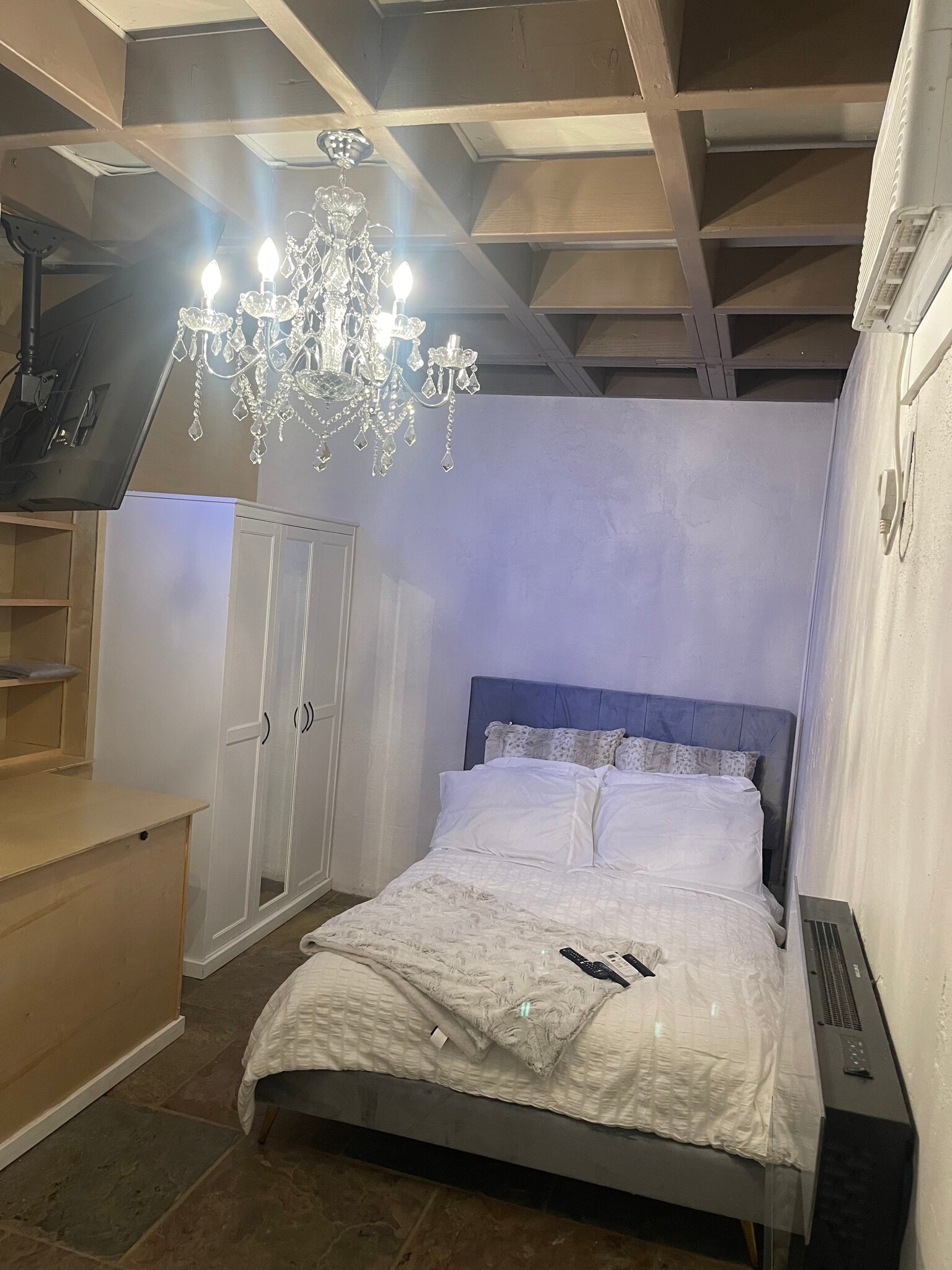 Building Photo - 2366 Nichols Canyon Rd