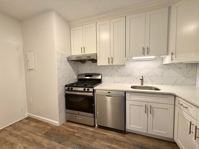 Building Photo - 45 River Dr S