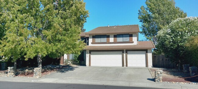 Primary Photo - Got Room? - Paradise Valley Home Is Expansive!
