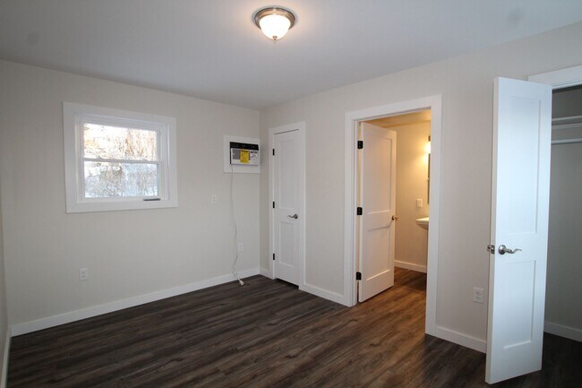 Building Photo - Beautifully remodeled and completed 1 bedroom apartment. FREE MONTH OF RENT!*