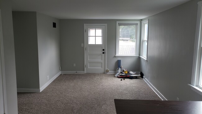 Living Room, as seen from breakfast bar - 211 N Prairie St