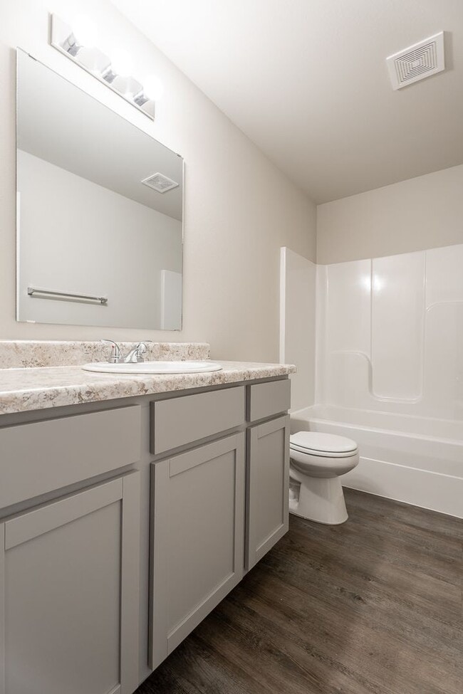Building Photo - 3-bedroom 2 bath Duplex in Lincoln!! Newly...