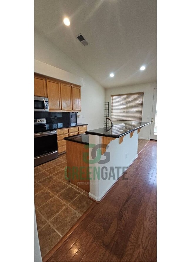 Building Photo - Available Now! 3 Bedroom 2 Bath Spacious Home in Tracy!!