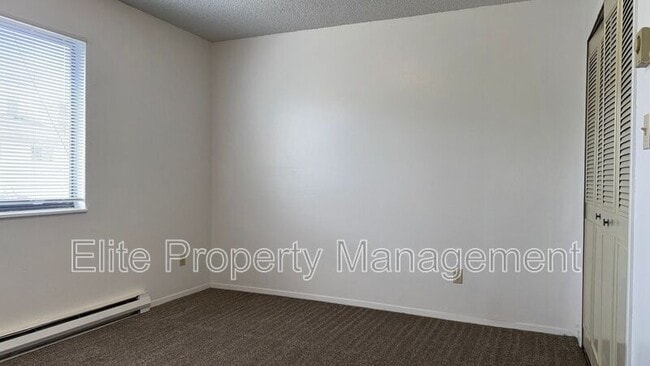 Building Photo - 25 Royal Crest Dr