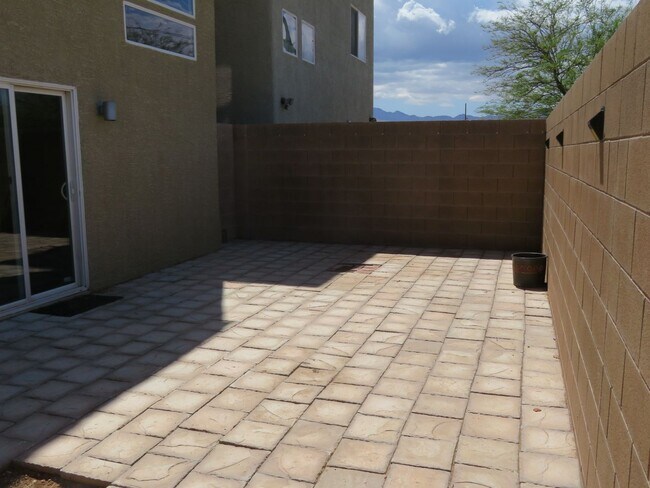 Building Photo - CLEAN AND READY TO MOVE IN