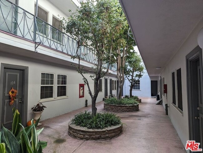Building Photo - 615 N Rossmore Ave