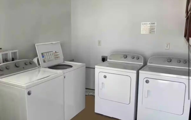 Building Photo - 2 Bedroom Townhouse in a Resort Style Community! All Utilities Included!