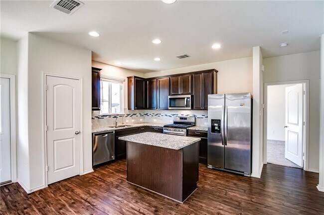 Building Photo - 253 Beechnut Dr
