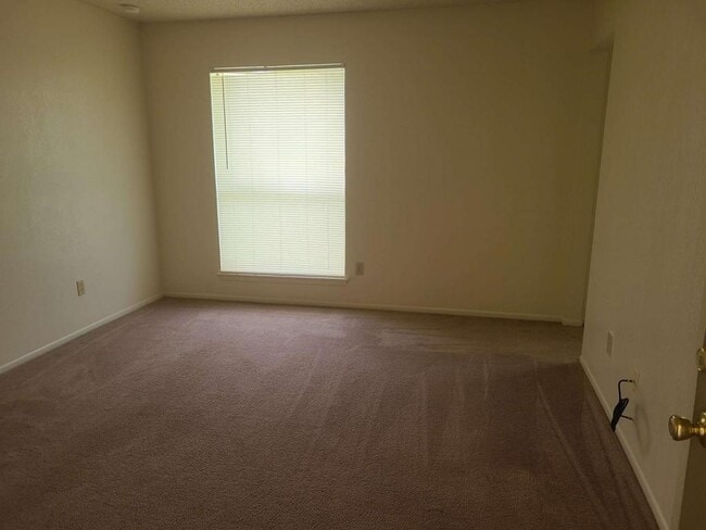 Building Photo - 784 Oak Hill Dr