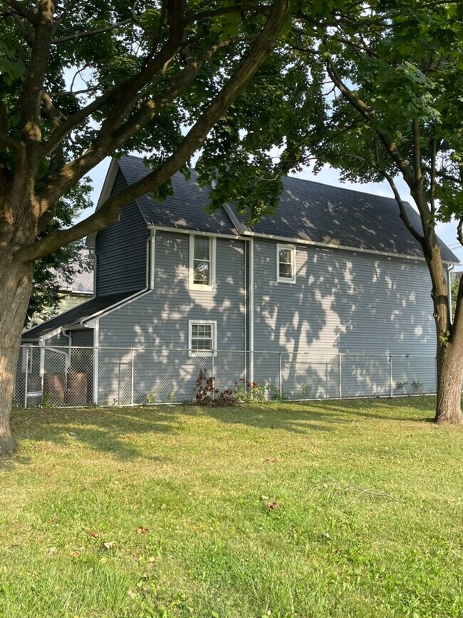 Building Photo - 928 2nd St