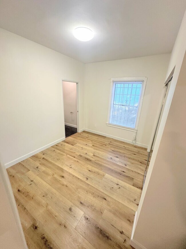 Building Photo - Gorgeous 2bd/2ba unit semi-furnished near ...