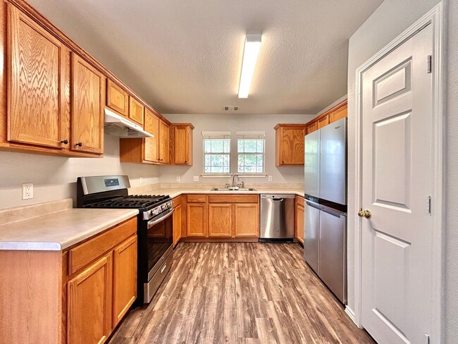 Building Photo - Charming 3BR/2BA Two-Level Home with Cover...