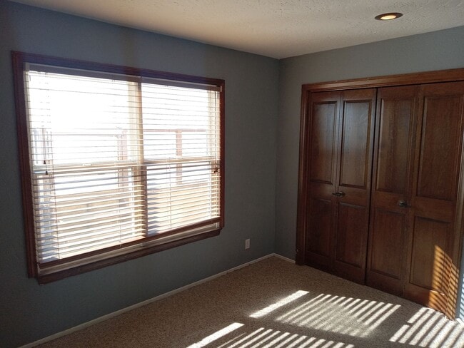 Building Photo - Fabulous 3 bedroom 2 bath tri-level home w...