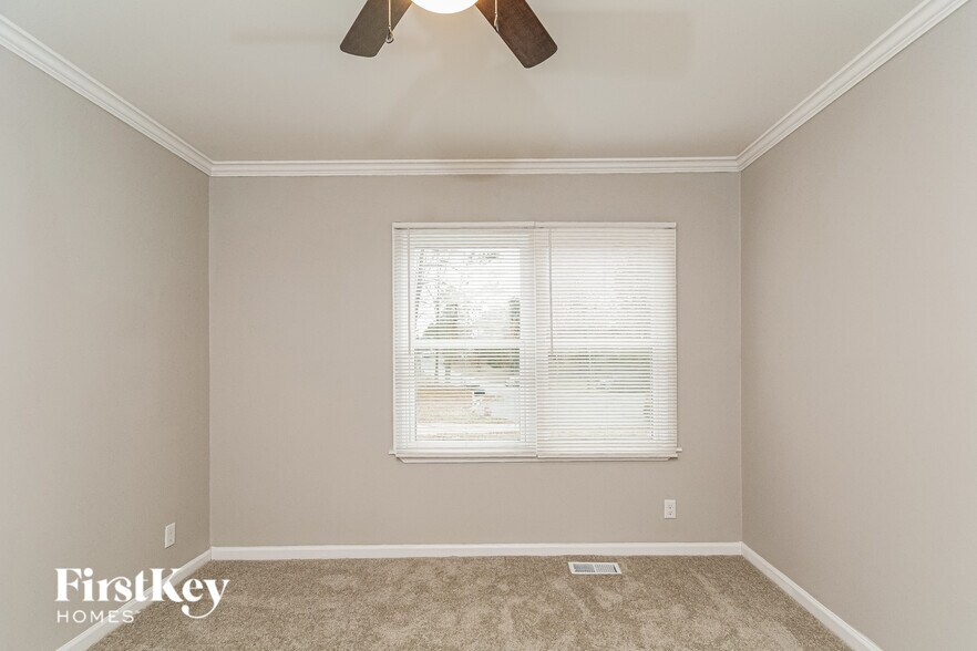 Building Photo - 401 Sparella St