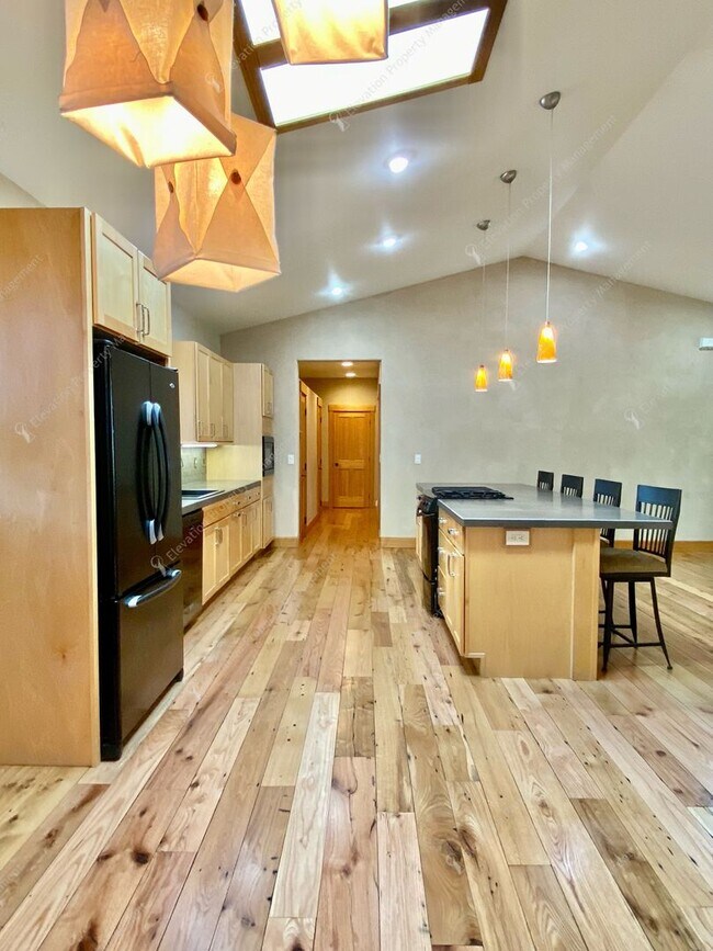 Building Photo - West Hills Gem with Timeless Charm and Mod...