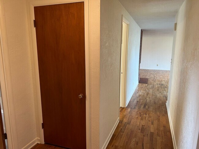 Building Photo - 3 bedroom 1 bathroom single level home!